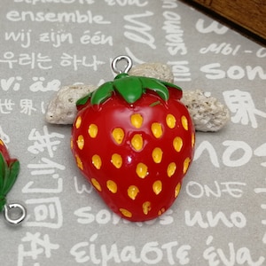 6/20 stuks plastic aardbei fruit hanger charme, hars handgemaakte sieraden maken DIY vinden ketting oorbel decoratie accessoire AP0287