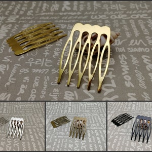 Pode incluir: Três pentes de cabelo em cores diferentes: dourado, prateado e preto. Cada pente tem um design simples e curvo com cinco dentes.