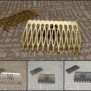 Pode incluir: Três pentes de cabelo em diferentes cores: dourado, prateado e preto. Cada pente tem uma fileira de dentes e uma forma curva.