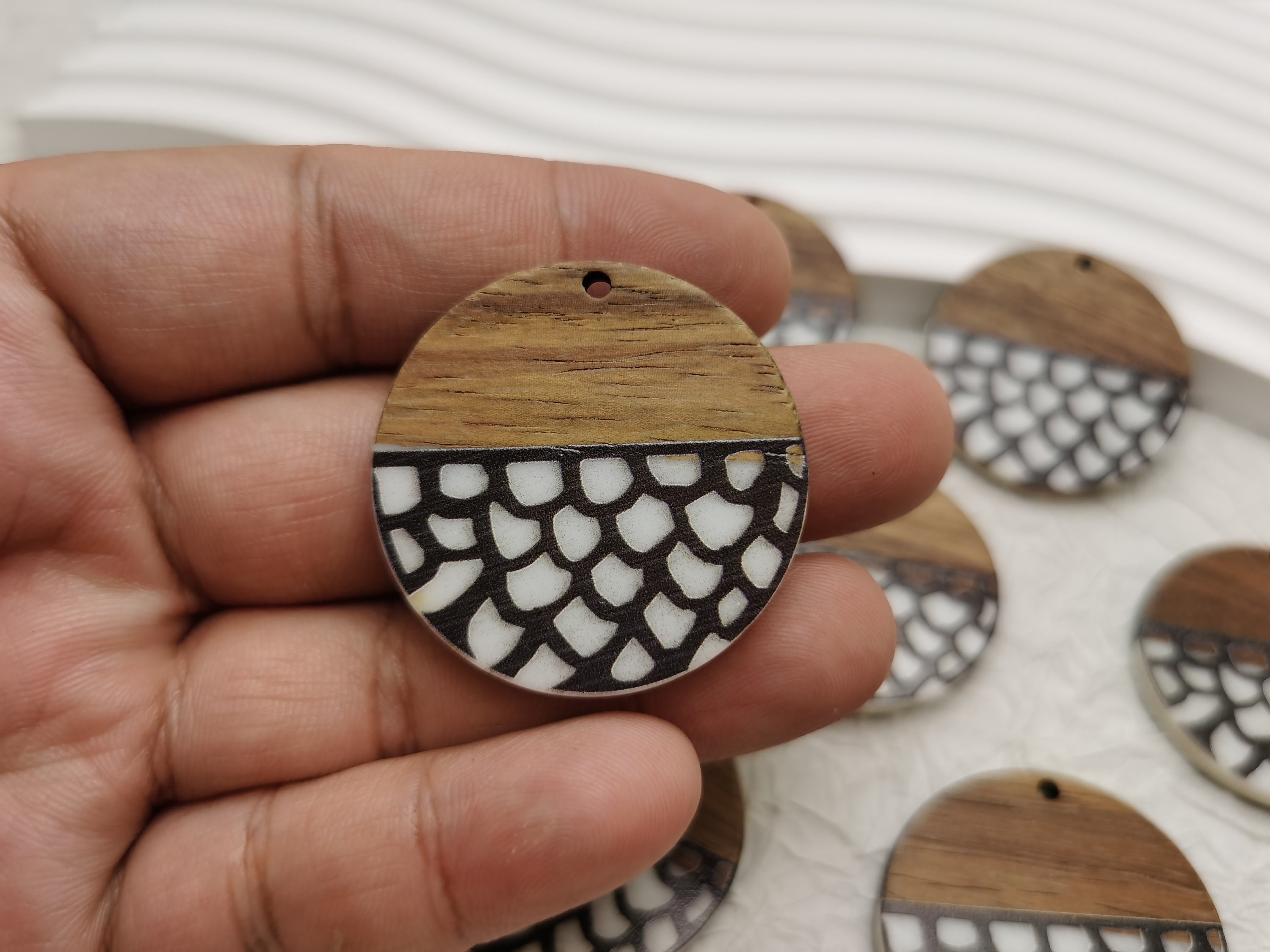 DIY : Boucles d'oreilles géométriques en cuir - Caro Dels - Blog DIY et
