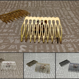 Pode incluir: Três pentes de cabelo dourados com um design oval decorativo. Os pentes estão sobre um fundo estampado.