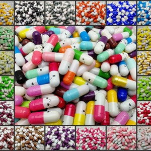 Ciondolo per capsula pillola con messaggio di desiderio da 100 pezzi con nota di carta bianca all'interno, 24 colori di felice segreto amore nota pillola perlina scoperta fatta a mano AP0052