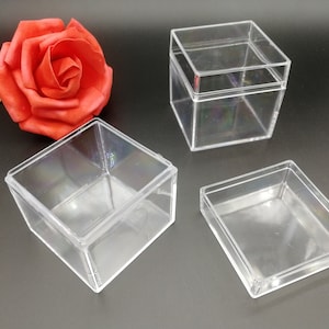 Peut inclure: Trois boîtes en plastique transparent de différentes tailles. Les boîtes sont carrées et rectangulaires. Les boîtes sont vides.