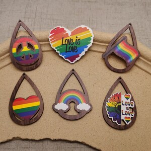 6/20/100 szt. LGBTQIA Pride Love is Love Rainbow Heart Teardrop Drewniana zawieszka, drukowana malowana drewniana zawieszka do kolczyków AW0029