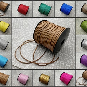 Op de afbeelding: Assortiment van spoelen met lederen koord in verschillende kleuren, waaronder bruin, geel, groen, blauw, zilver, paars, roze, goud en rood. De koorden zijn om spoelen gewikkeld met zwarte plastic doppen. De spoelen zijn gerangschikt in een rasterpatroon op een witte achtergrond met zwarte tekst.