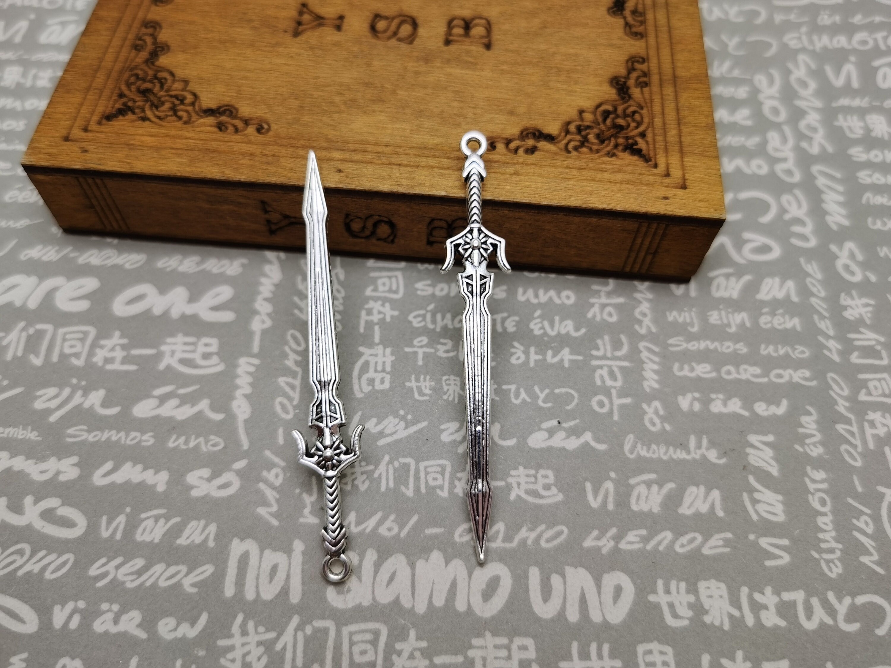 Produktbild von UNICRAFTALE 6Stk Echte 14 Karat Vergoldete Dolch Anhänger 304 Edelstahl Dolch Charms 1.4 Mm Loch Metall Punk Stil Anhänger Für DIY Halskette Ohrring Armbänder Schmuckherstellung