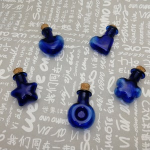 2/10 pezzi colore blu royal piccola mini bottiglia di vetro con tappo in sughero vaso di vetro fiala festa di nozze bottiglia di desiderio ciondolo fascino 5 forme opzione AB0020