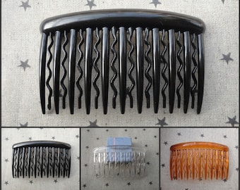 Puede incluir: Tres peines de plástico para el cabello con un diseño ondulado. Los peines son negros, transparentes y marrones.