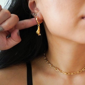 Diamant Hände Huggie Hoop Ohrring, Diamant Hände, Gold Hand Ohrring, Diamant Hand Schmuck, Huggie Hoop Ohrring, Statement Ohrring, Gold Hand