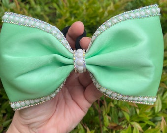 Free Gift with order.4” satin and pearl tailless hairbow