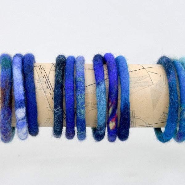 LOT de 3 bracelets bangles, tons bleu, couleur froides assorties, cordons en laine feutrée