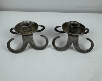 Par de castiçais vintage suecos em estanho com base em estilo brutalista e volutas, fabricados na Suécia.