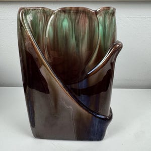 Jarrón rectangular de cerámica Royal Haeger USA Pottery R651 verde y marrón con diseño de tulipán y esmalte por goteo.