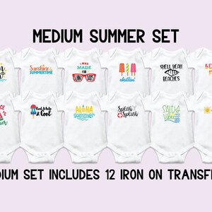 Puede incluir: Un conjunto de 12 transferencias para planchar para bodies de beb&eacute; con dise&ntilde;os de tem&aacute;tica veraniega. Los dise&ntilde;os incluyen frases como "Fun in the Sun", "A Slice of Summer", "Aloha Summer" y "Salty Vibes".