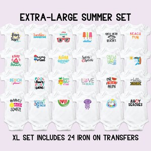 Puede incluir: Un conjunto de 24 transferencias para planchar para bodies de beb&eacute; con dise&ntilde;os de tem&aacute;tica veraniega. Los dise&ntilde;os incluyen frases como "Fun Sun", "Sunshine Summertime", "Aloha Summer", "Beach Please", "Pool Hair Don't Care", "Salty Beach", "Love the Beach", "One in a Melon", "Hello Sunshine" y "Ahoy Beaches".