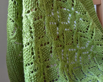 Modello per lavorare a maglia una coperta per neonati in pizzo con filato pettinato