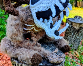 Gjord på beställning fluffig Wendigo plysch virkad amigurumi mjuk skulptur, kryptid