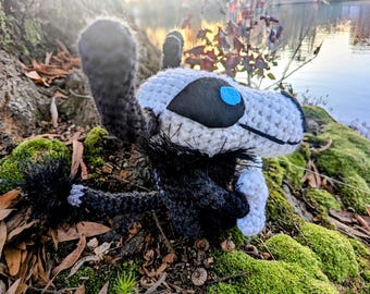 Wendigo babyisversion med virkad plyschkryptid av ben, tillverkad på beställning