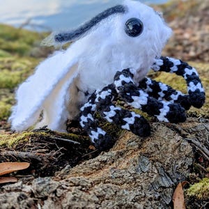 Polilla de satén de ganchillo hecha a pedido: animal de peluche amigurumi articulado
