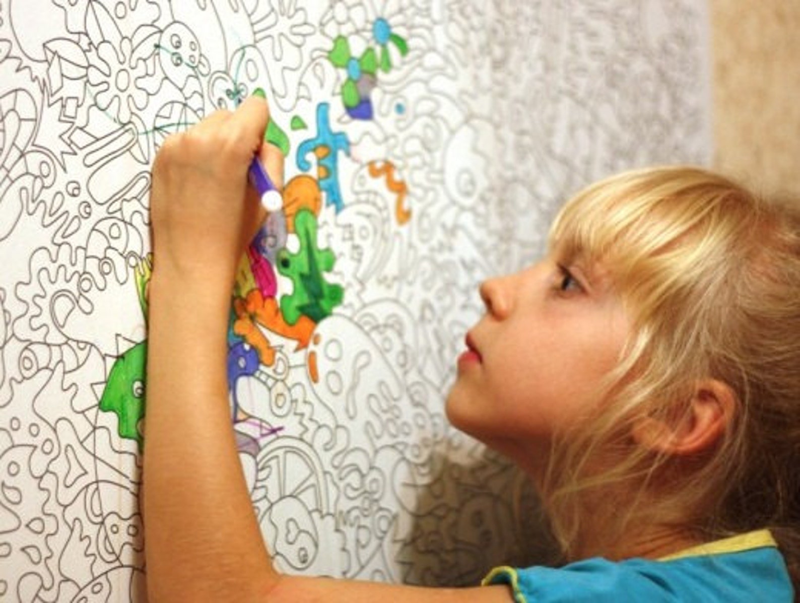 Ребенок изрисовал. Ребенок разрисовал стены. Ребенок раскрашивает. Рисование на стенах для детей. Рисование на обоях с детьми.