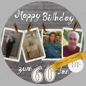 Könnte beinhalten: Happy Birthday an jemanden, der 60 Jahre alt wird! Ein grauer Hintergrund mit einer weißen Happy Birthday-Botschaft und einer großen 60. Es gibt vier Fotos von Personen, die mit Wäscheklammern befestigt sind. Der Text "Preise inkl. Versand" befindet sich auf einem goldenen Banner.