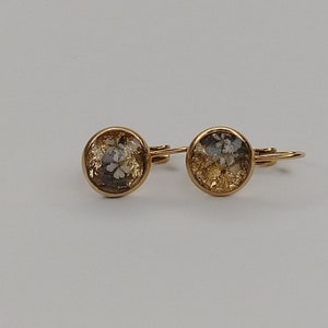 Earrings, dangle earrings, drop earrings in gold-plated stainless steel, 8 mm, grey and white flowers with resin // Christmas gifts for her