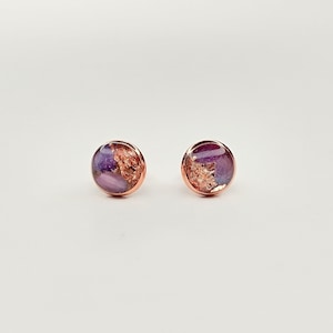 Earrings, stud earrings in rose gold 8 mm with delicate purple petals and cast resin