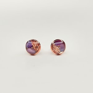 Ohrringe, Ohrstecker in  Rosegold 8 mm mit zarten lila Blütenblättern und Gießharz