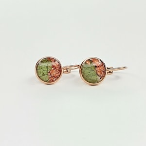 Earrings, earrings, hanging earrings in stainless steel rose gold 10 mm with green petals and cast resin petals