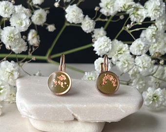 Roségoldene Eleganz, Edelstahl Ohrhänger roségold in Olivgrün mit Metallflocken, 8 mm Durchmesser, Geschenk für sie