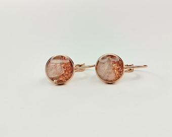 Delicate small earrings in rose gold, hanging earrings with beige dried flowers and cast resin, 10 mm diameter, wedding