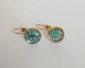 Boucles d’oreilles, boucles d’oreilles or 10 mm avec fleurs turquoise véritables avec résine de coulée