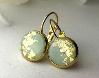 Gold-plated stainless steel earrings with a delicate green polymer tone and gold flakes – delicate earrings as an elegant gift for women