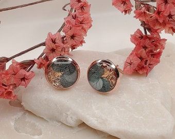 Boucles d'oreilles, clous d'oreilles en or rose avec de délicats pétales gris et bleu poudré, cadeau de Pâques pour petite amie