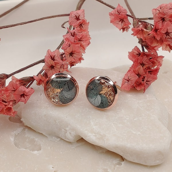 Ohrringe, Ohrstecker roségold mit zarten grauen und taubenblauen Blütenblättern, Ostern Geschenk Freundin