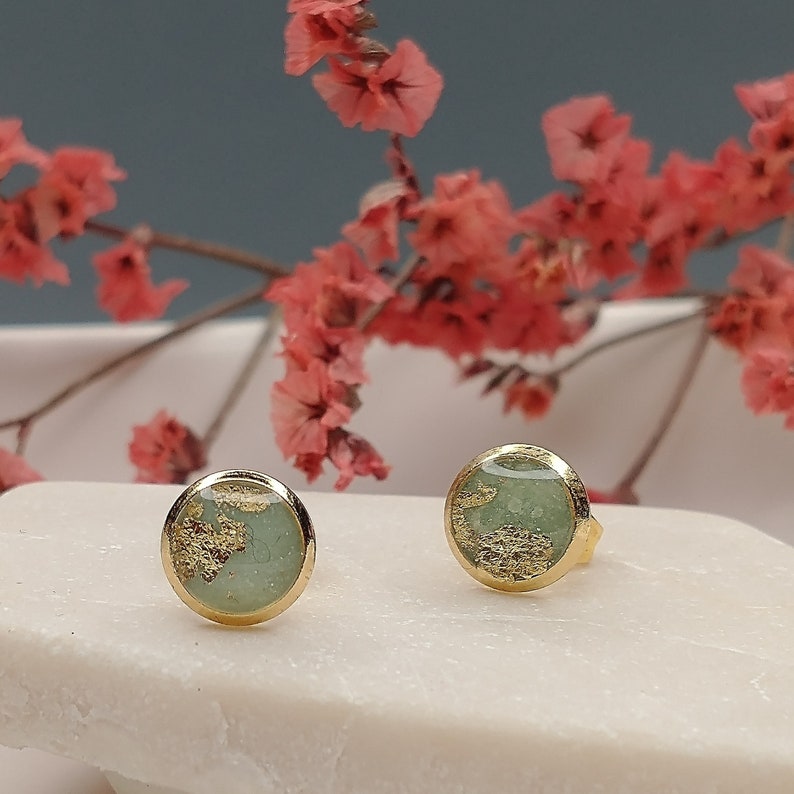 Kleine Ohrstecker gold, Ohrringe gold 6 mm Durchmesser, Polymerclay in einem zarten Grün, Geschenke für sie Bild 3