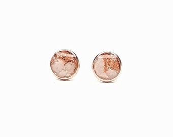 Stud earrings rose gold 8 mm with white petals and cast resin