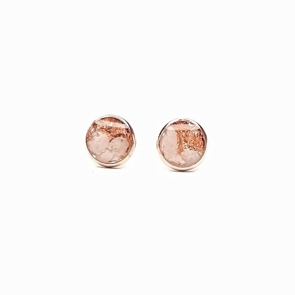 Ohrstecker, Ohrringe Roségold 8 mm mit weißen Blütenblättern und Gießharz