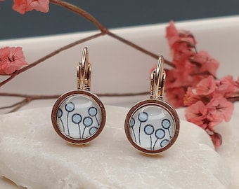 Small rose gold hanging earrings, earrings 8 mm diameter, cabochon with flower motif in blue and white, gift for girlfriend