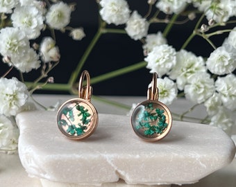 Rose gold floral earrings, earrings with delicate real green flowers, 8 mm diameter, gift for her, Valentine's Day gift