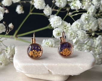 Ohrringe, Ohrhänger, Hängeohrringe rosegold mit echten lila und orangefarbenen Blüten, 8 mm Durchmesser, Geschenk Freundin