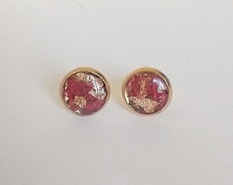 Boucles d’oreilles, boucles d’oreilles or 8 mm, vraies fleurs en rouge avec feuille d’or en résine de fond