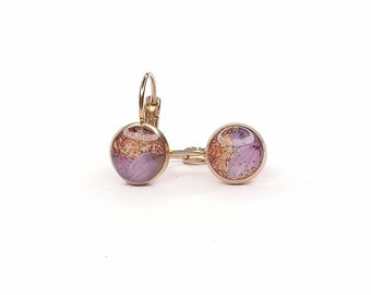 Boucles d'oreilles, boucles d'oreilles pendantes en acier inoxydable or rose de 8 mm de diamètre avec de délicates fleurs violettes avec résine