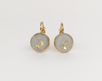 Earrings earrings, hanging earrings in gold-plated stainless steel with a diameter of 10 mm, concrete and gold leaf