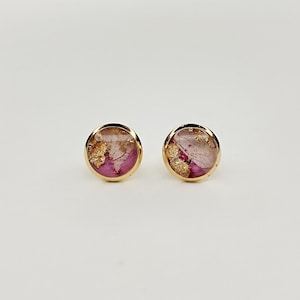 Earrings, stud earrings in gold-plated stainless steel, 8 mm diameter with delicate purple flowers and gold leaf with cast resin