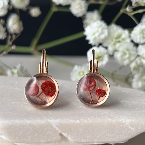 Roségoldene Hängeohrringe, Ohrringe mit zarten echten roten Blüten, 8 mm Durchmesser, Geschenke für sie, Geschenkidee Freundin