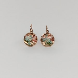 Boucles d'oreilles, boucles d'oreilles pendantes, acier inoxydable or rose / 8 mm de diamètre / avec fleurs turquoise et crème / résine coulée / cadeau petite amie/fleurs pressées