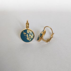 Ohrringe, Ohrhänger in Gold 10 mm mit einem Stein aus Polymer Clay petrol und gold Bild 2