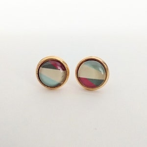 Small earrings, ear studs stainless steel gold-plated in 10 mm with a geometric motif behind glass