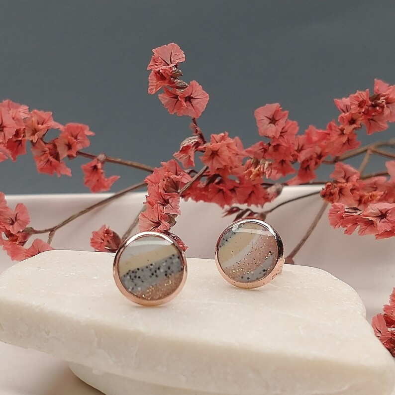 Ohrringe, Ohrstecker roségold 8 mm Durchmesser mit Polymerclay in grau, rosé, weiß und beige, Geschenke für sie Bild 2